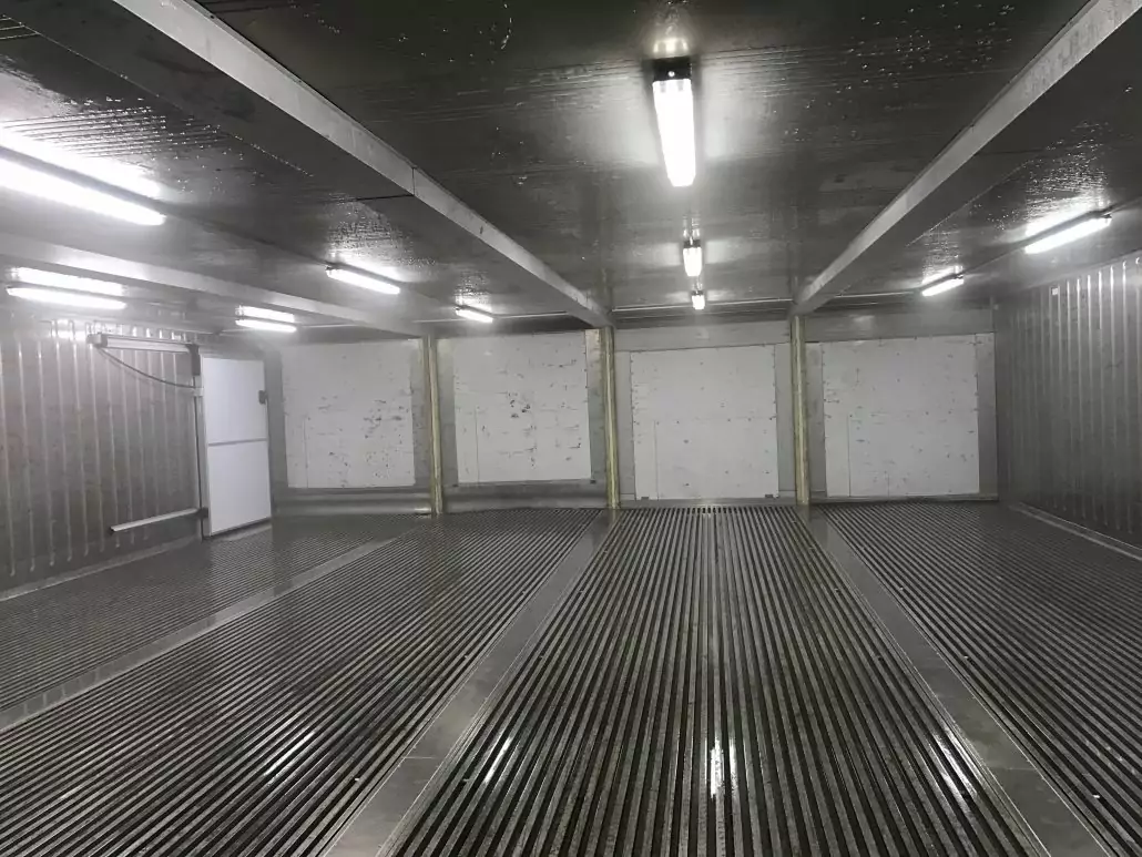 Conteneurs 40 pieds assemblés pour en faire une chambre froide.