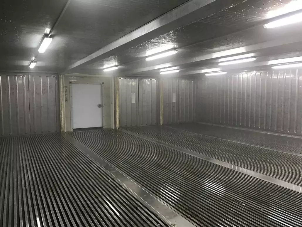 Conteneurs 40 pieds assemblés pour en faire une chambre froide.