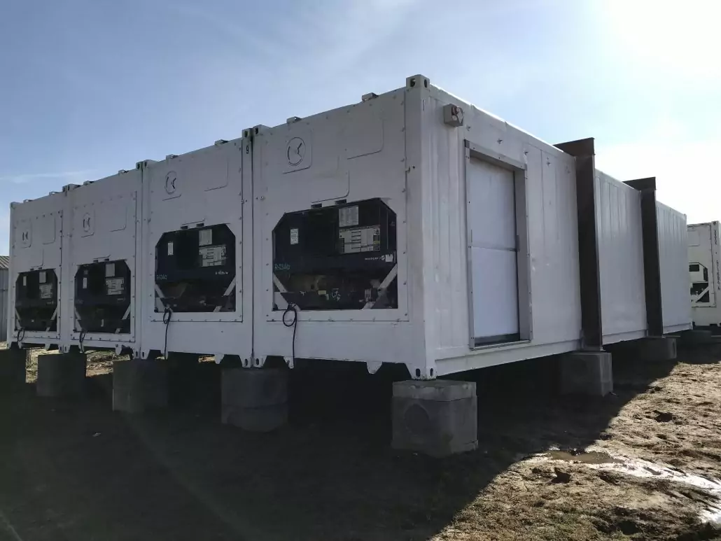Conteneurs reefer 40 pieds assemblés pour en faire une chambre froide.